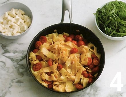Preparacion de Receta de Cocina: Pappardelle con Tomatitos Cherry y Mozzarella - Paso 4