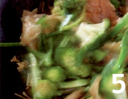 Preparacion de Receta de Cocina: Tallarines de Arroz con Brócoli y Ají - Paso 5