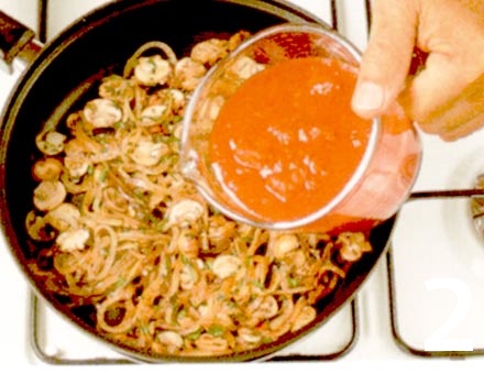 Preparacion de Receta de Cocina: Fideos con Tomate y Champiñones - Paso 2