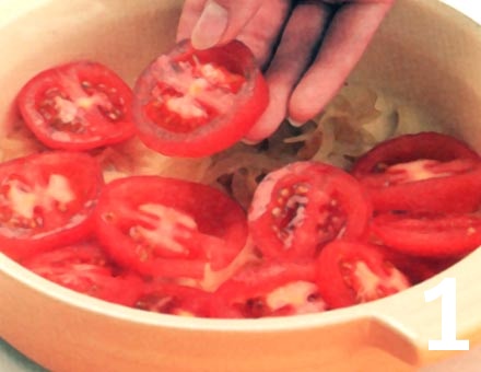 Preparacion de Tomate y Cebolla al Horno con Huevos - Paso 1